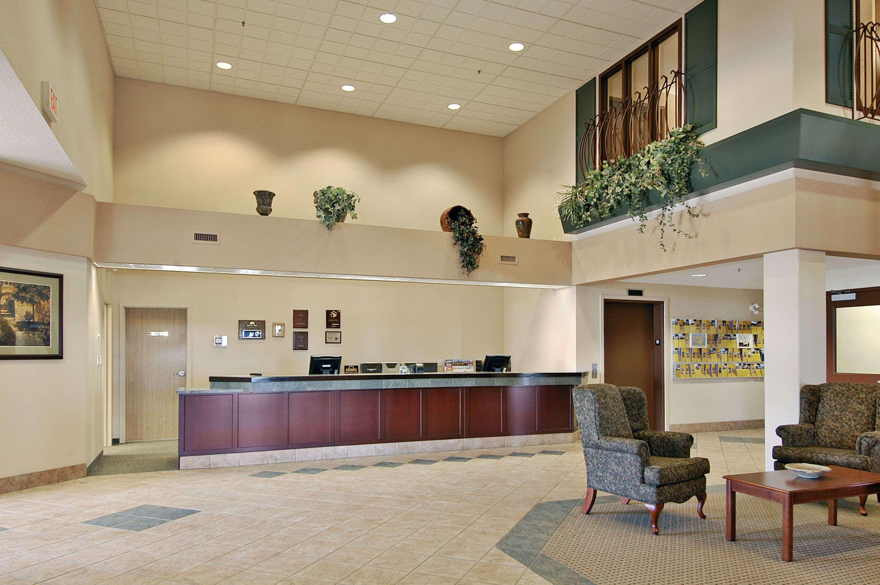 Days Inn & Suites By Wyndham Winkler Beltér fotó